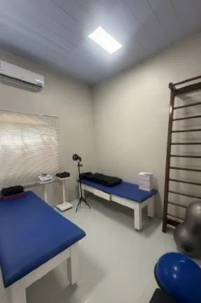 Sala de fisioterapia do Centro Médico de Curionópolis, com macas, espaldar e bolas de exercício