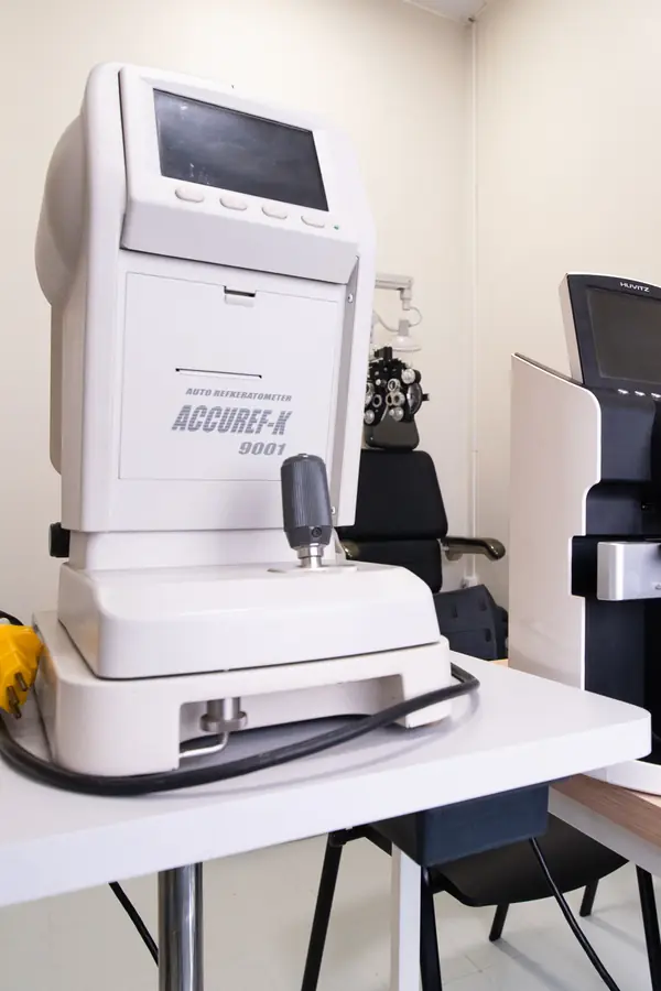 Sala de oftalmologia do Centro Médico de Curionópolis, com autorrefratômetro e cadeira de exame